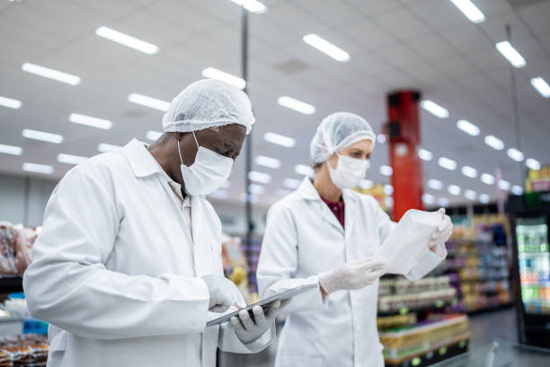 inspectors analyzing the food in the supermarket - voedselveiligheid stockfoto's en -beelden