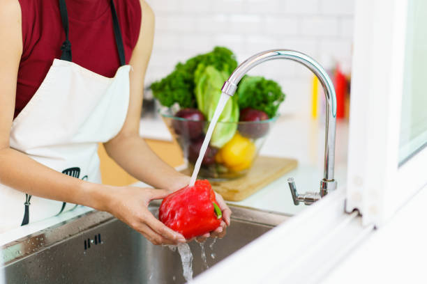 istock Woman washing vegetable. 1471531173