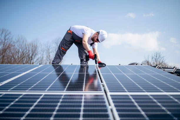 istock Worker installing photovoltaic system on a house. 1471533377