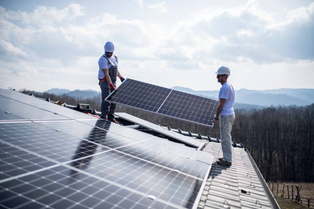 istock Workers installing solar panel on roof of new home. 1471533386