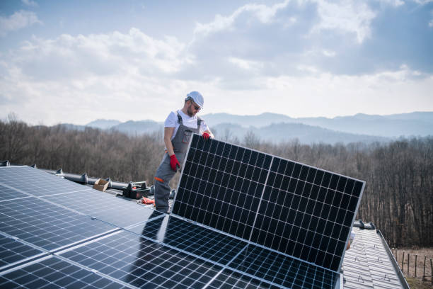 istock Worker installing photovoltaic system on a house. 1471533394