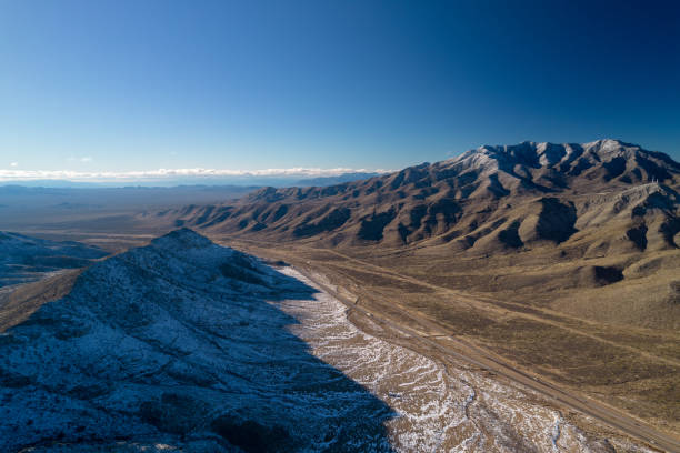 neve nelle montagne della california. vista aerea su cactus con neve durante le ultime giornate invernali. - inversion layer foto e immagini stock