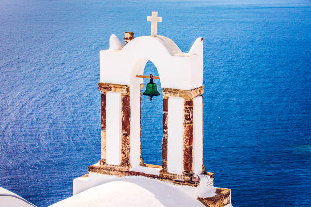 iglesia ortodoxa griega en santorini, grecia - santorini greek islands greece church fotografías e imágenes de stock