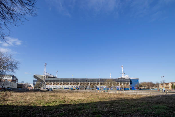 portman road ist die heimat des ipswich town football club in suffolk, großbritannien - football police officer crowd stock-fotos und bilder