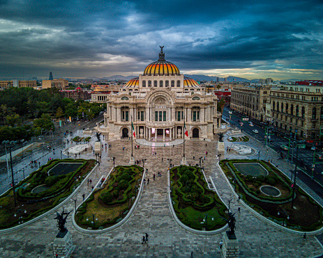 Palacio de Bellas Artes de la ciudad de México, cielo nublado.