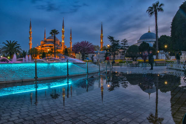 moschea blu a istanbul di notte con il suo riflesso dell'acqua piovana - byzantine reflection turkey istanbul foto e immagini stock