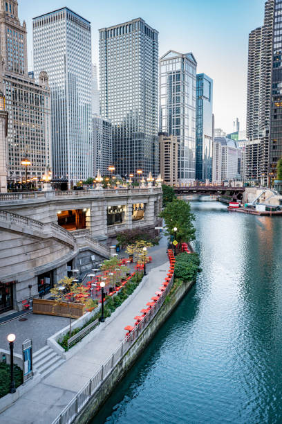 istock Chicago, Illinois skyline with Chicago River 1471552511