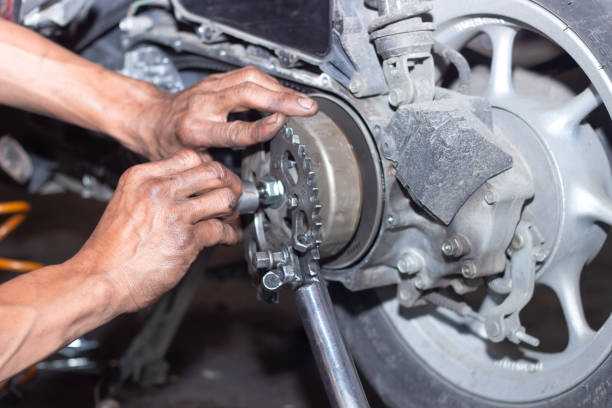 istock Motorcycle mechanic check the condition of Auto Transmission system 1471553374