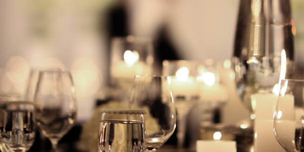 고급 식기 위에 불꽃이 타오르는 우아한 촛불 저녁 식사와 축제 식사 경험을 위한 이벤트 저녁 식사를 위한 고급 와인 잔 - honeymoon color image horizontal setting the table 뉴스 사진 이미지