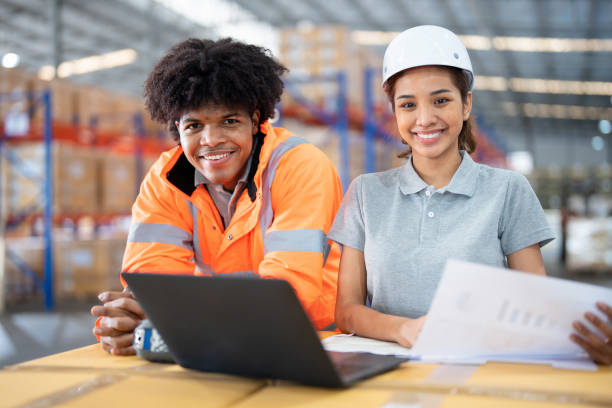 Inventory warehouse management systems increase efficiency of capacity and growth
your business. African American warehouse worker and Young Asia manager standing in the warehouse distributor factory. Brainstorming concept for inventory management with smile over computer los sistemas de gestión de almacenes de inventario aumentan la eficiencia de la capacidad y el crecimiento
su negocio. trabajador de almacén afroamericano y gerente de young asia de pie en la fábrica distribuidora de almacenes. concepto de lluvia de ide