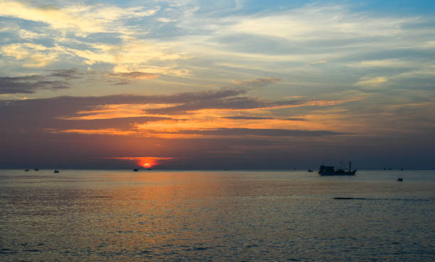 istock Beautiful sea at sunset 1471565780