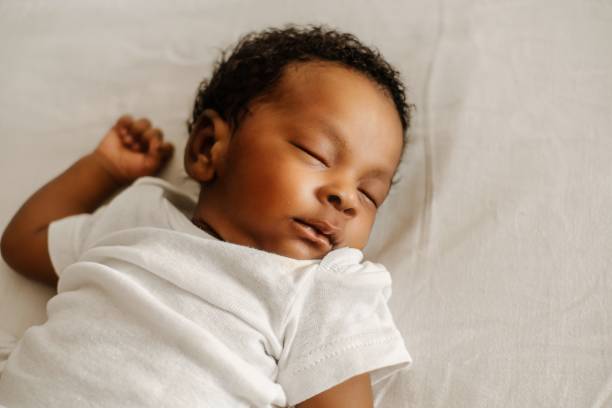 neonato dormire nel letto. - sleeping baby foto e immagini stock