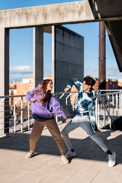 ritratto dei ballerini urbani - dance company foto e immagini stock