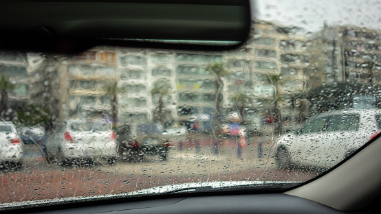 Traffic on wet streets and avenues