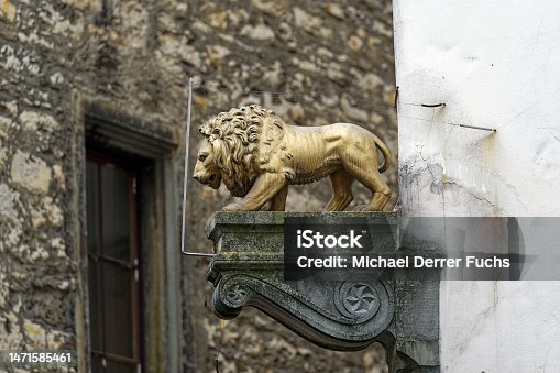 istock Decoration at facade of historic house with lion statue at alley at the old town of Swiss City of Schaffhausen on a foggy winter day. 1471585461