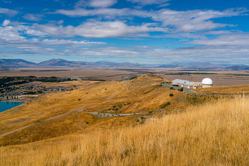 Uitzicht over het gebergte bij Lake Tekapo en het observatorium van Mount John