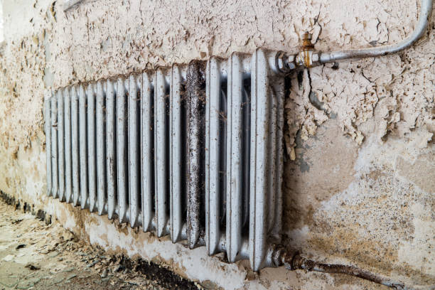 istock Old radiator in a derelict house 1471594031