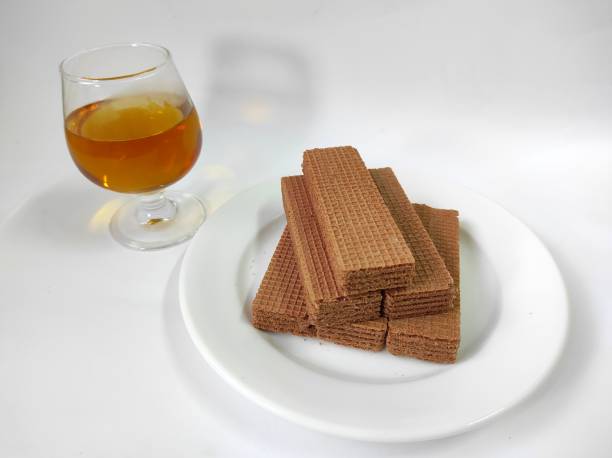 白い皿に味付けされたウエハースクリームチョコレート - waffle breakfast dessert isolated ストックフォトと画像