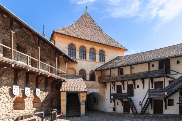 prejmer é a maior igreja fortificada - pequena catedral com paredes do castelo com 270 quartos. - prejmer fortress - fotografias e filmes do acervo