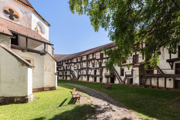 no lado interior das paredes fortificadas da igreja de prejmer, há quatro níveis com 270 quartos que oferecem abrigos para 1600 aldeões em caso de ataque súbito, espaço de armazenamento - prejmer fortress - fotografias e filmes do acervo