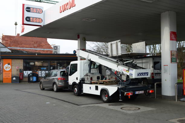 nachfüllen von diesel-lkw an der lukoil-tankstelle - moving van moving office moving house truck stock-fotos und bilder