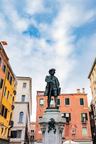 venedig, italien die statue von carlo goldoni auf dem campo san bortolomio - carlo goldoni stock-fotos und bilder