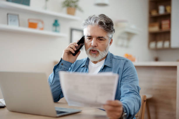 電話で話すストレスのかかった男 - telephone worried one person discussion ストックフォトと画像