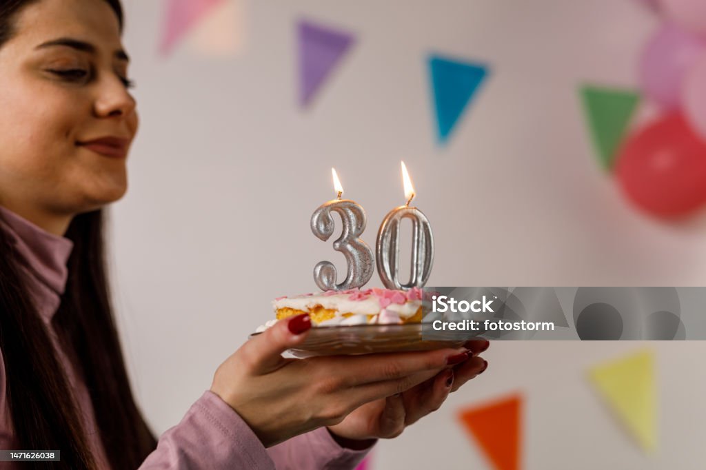 Esprimi Un Desiderio Donna Che Spegne Le Candeline Sulla Torta Del 30  Compleanno - Fotografie stock e altre immagini di 25-29 anni - iStock