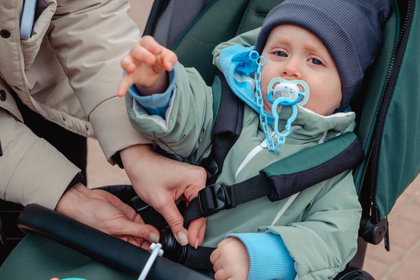 istock mother to fasten her son with seat belts 1471627783