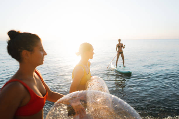 coucher de soleil et baignade - surfing teenage girls friendship sunset photos et images de collection