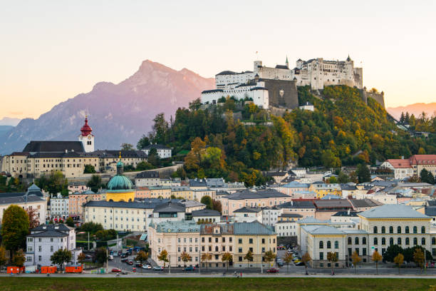 salzburg historisches stadtzentrum, österreich - salzburg stock-fotos und bilder