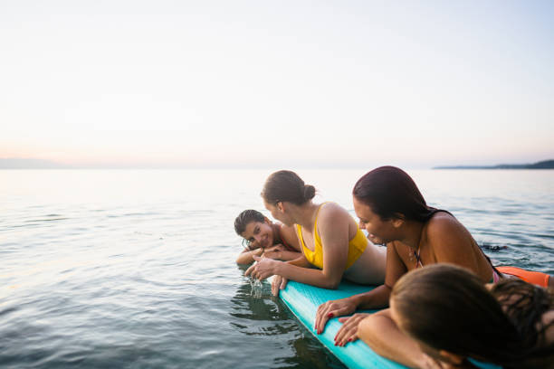 suping sur la plage - surfing teenage girls friendship sunset photos et images de collection