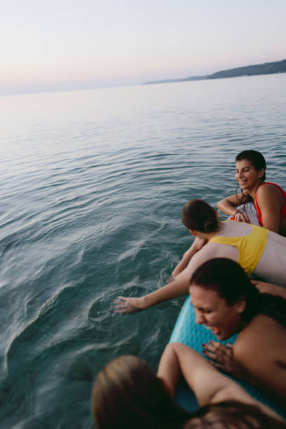 suping sur la plage - surfing teenage girls friendship sunset photos et images de collection