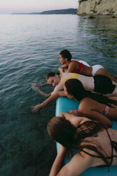 suping sur la plage - surfing teenage girls friendship sunset photos et images de collection