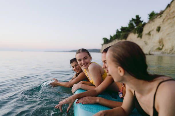 suping na plaży - sports and fitness travel locations water holidays zdjęcia i obrazy z banku zdjęć