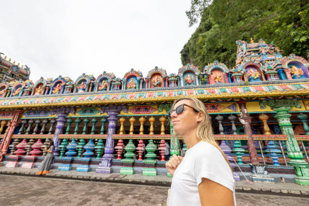 mulher nova vagueia em um templo no clima tropical - sculpture contemporary buddha sparse - fotografias e filmes do acervo