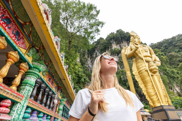 mulher nova vagueia em um templo no clima tropical - sculpture contemporary buddha sparse - fotografias e filmes do acervo