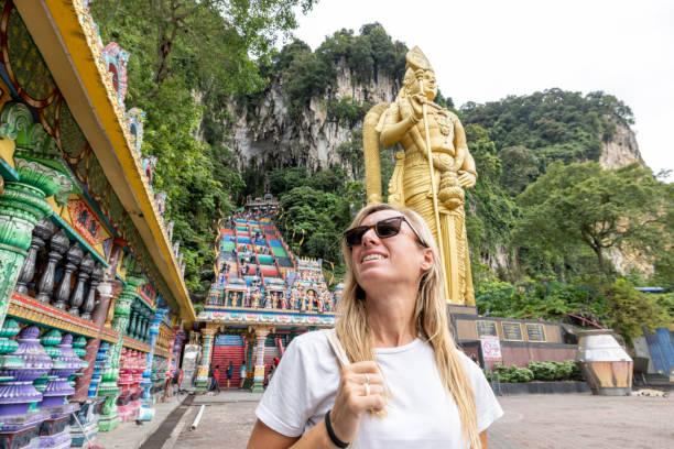 mulher nova vagueia em um templo no clima tropical - sculpture contemporary buddha sparse - fotografias e filmes do acervo