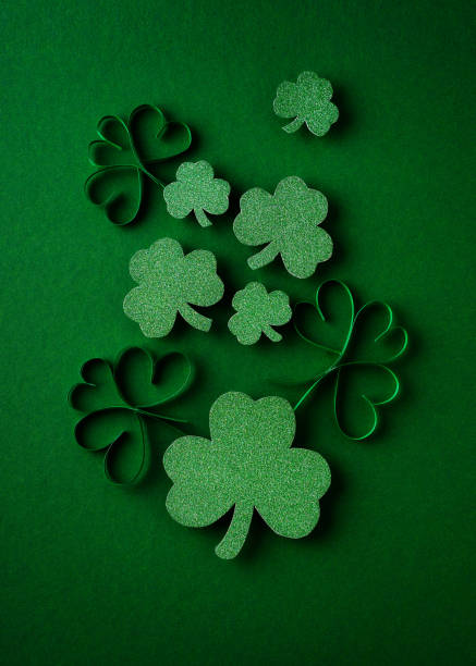 istock Saint Patrick day flat lay concept with shamrock clover on green background 1471653782