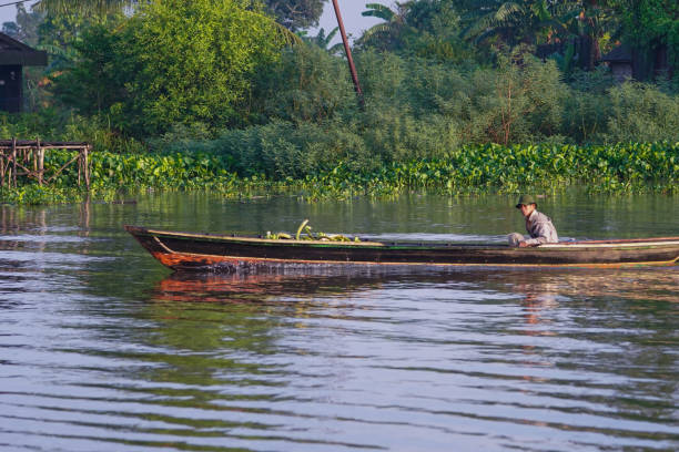 gente en bote - kalimantan fotografías e imágenes de stock