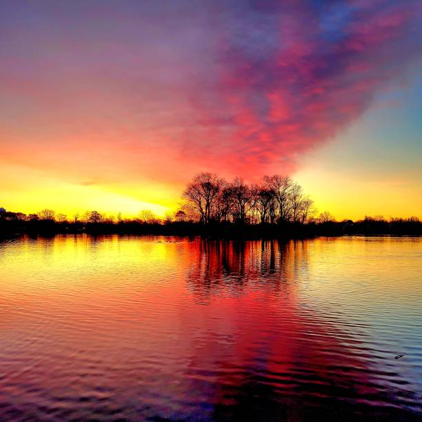istock A colorful sunrise over the lake 1471667038