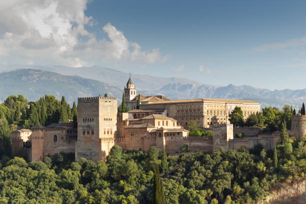 vue panoramique de la spectaculaire alhambra de grenade, andalousie, espagne, avec la sierra nevada en arrière-plan. - grenade espagne photos et images de collection