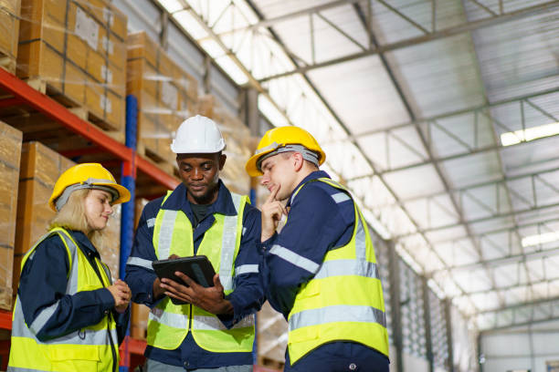 istock Warehouse staffs having a morning brief. 1471675548