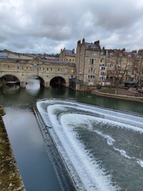 istock River in the city 1471683241