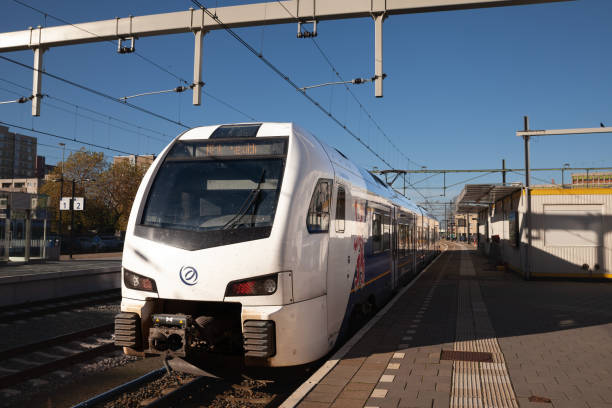 tren eléctrico emu perteneciente a arriva en la estación de tren heerlen treinstation listo para un servicio transfronterizo aachen maastricht de maastricht a países bajos. - barra escocia fotografías e imágenes de stock