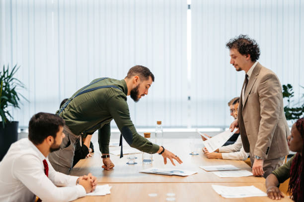 jovem empresário que fica com raiva de seus funcionários na reunião do escritório - despair credit crunch finance global communications - fotografias e filmes do acervo