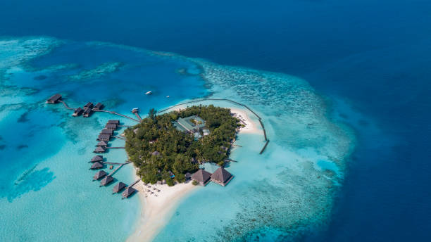 fotografía con drones de una isla de maldivas en el paraíso - maldivas fotografías e imágenes de stock