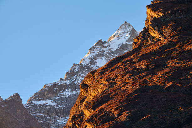 알펜글로우 바위 절벽과 눈 덮인 산봉우리 - alpenglow 뉴스 사진 이미지