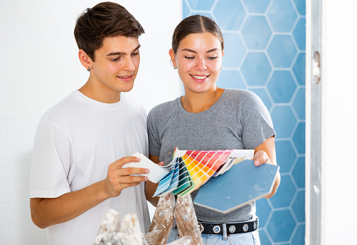 https://media.istockphoto.com/id/1471724648/photo/young-couple-choosing-color-from-swatch-palette-for-new-home-interior.jpg?b=1&s=170667a&w=0&k=20&c=oHHkAog2Y-5xINvtwj9gEzPY7vMz3rYsOEGgMMmFbxs=