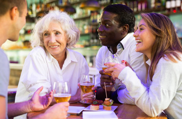 diversos amigos conversando e sorrindo em um pub - peppy - fotografias e filmes do acervo